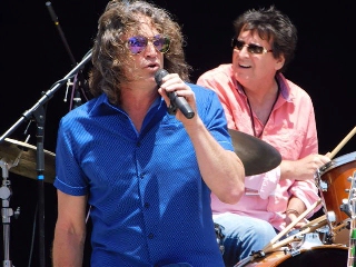 Hard Rain performing Dylan tunes